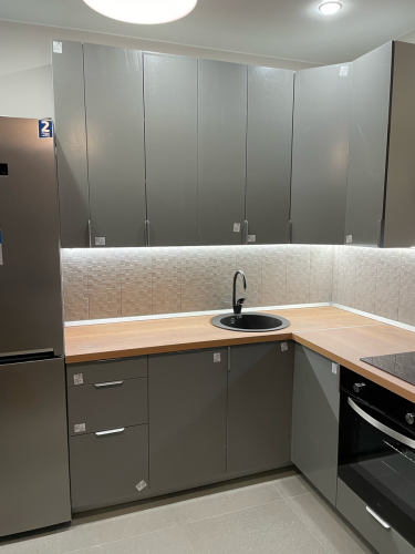 Завершена установка новых дверок на кухонные шкафы. Все элементы точно подогнаны, обеспечивая плавное открытие и закрытие. Поверхность гладкая, без изъянов, гармонично вписывается в интерьер.