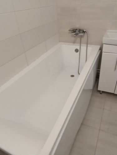 Установлена новая ванна, подключены все коммуникации, смеситель закреплён, герметизация швов выполнена, проверена система слива, обеспечена устойчивость конструкции, завершена отделка.