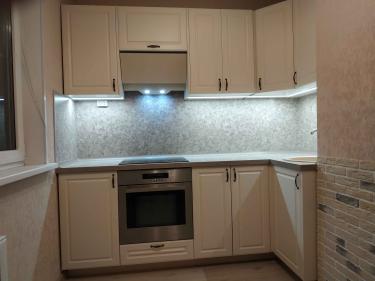 Выполнен монтаж нового электрического устройства для управления освещением на кухне. Установлено оборудование, подключены провода, проверена работа, обеспечена безопасность.