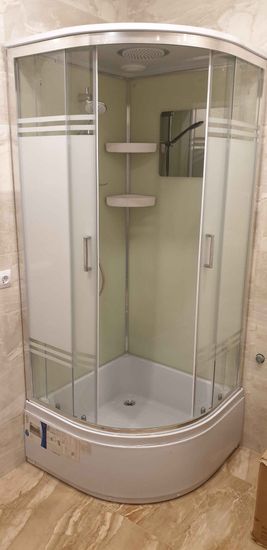 Установлена современная душевая конструкция с прозрачными стенками, дверцы на роликах, встроенный поддон, смеситель и полки для удобства. Обновлены коммуникации и отделка.