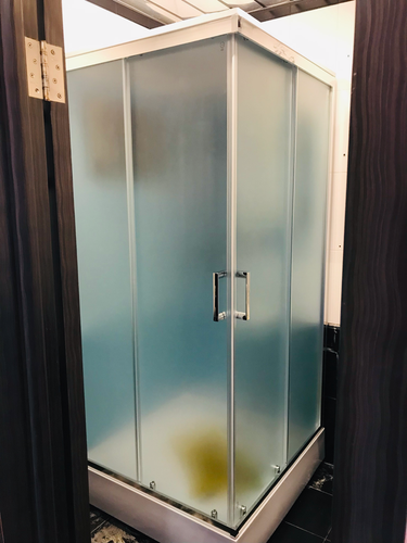 Установлена современная душевая конструкция с гидромассажем. Подключены все коммуникации, герметично закреплены панели, проверена функциональность системы, обеспечена надежная изоляция.