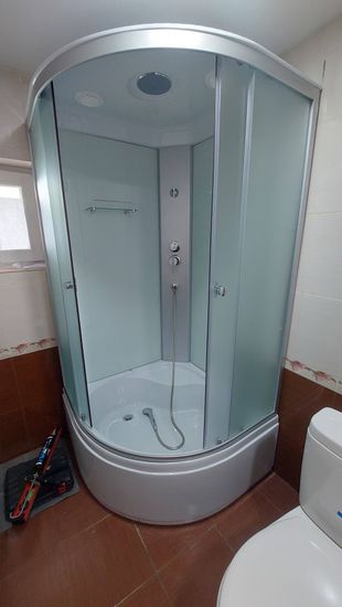Установлена современная душевая конструкция с функцией гидромассажа. Подключены все коммуникации, проверена герметичность, закреплены панели, настроены форсунки для комфортного использования.