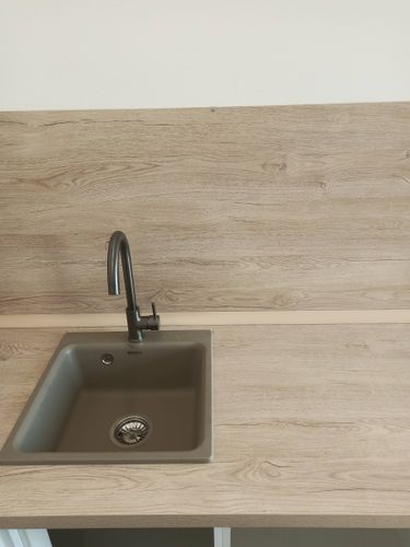 Установка столешницы ДСП Установка и подключение врезной мойки Продольный пил столешницы ДСП/Массив