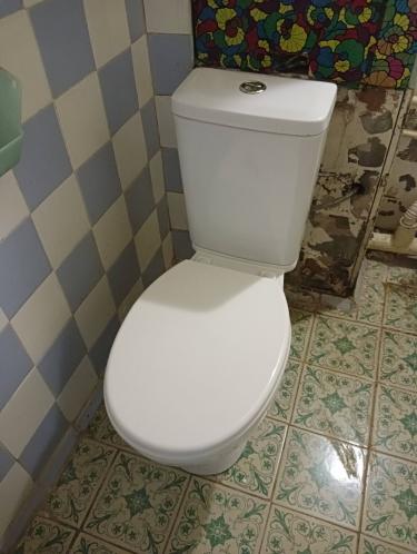 Установлен новый резервуар для унитаза, обеспечивающий исправное функционирование. Все соединения герметично закреплены, проверена работоспособность системы слива.