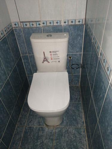 Установлено новое сантехническое оборудование, подключено к водопроводу, проверена герметичность соединений, выполнена отделка прилегающей зоны, проведена уборка рабочей области.