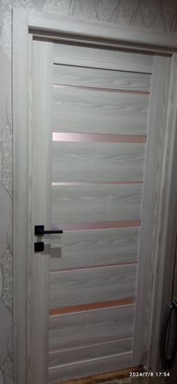 Установлена складная дверь: закреплены направляющие, смонтированы панели, проверена плавность открывания, отрегулированы механизмы, установлены ручки, обеспечена надежная фиксация конструкции.