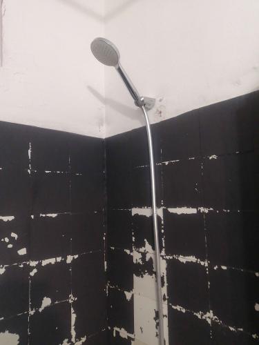 Установлено новое оборудование для душа, закреплено на стене, подключено к водопроводу. Проверена герметичность соединений, обеспечена функциональность и надежность системы.