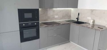 Установлены шкафы, смонтирована столешница, подключена техника, закреплены фасады, установлена мойка, подключен смеситель, выполнена подводка электричества и воды, завершена отделка.