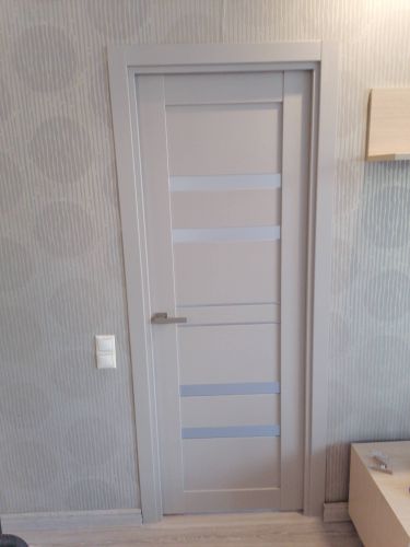 Установлена новая деревянная створка, закреплена коробка, врезаны петли, навешана ручка, отрегулированы зазоры, проверена плавность хода, выполнена подгонка по высоте и ширине проема.