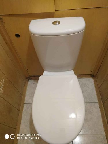 Установлен новый напольный унитаз, проверена герметичность соединений, заменены прокладки, отрегулирован сливной механизм, выполнена очистка поверхности от загрязнений.