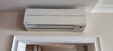 Проведена очистка фильтров, обработка теплообменника, устранение загрязнений, проверка дренажной системы, дезинфекция внутренних элементов, восстановление работоспособности устройства.