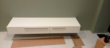 Собрано изделие: установлены ящики, прикреплены ручки, закреплена конструкция на стене. Проверена устойчивость, выровнены детали, обеспечена функциональность.