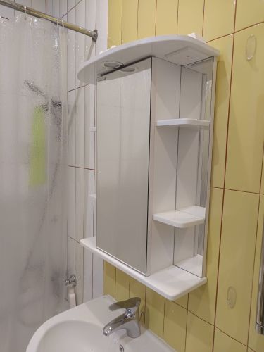 Монтаж зеркального шкафа с подсветкой