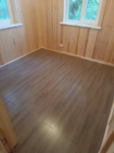 Завершена работа по настилу ламината на ровную поверхность. Полы идеально выровнены, панели уложены плотно, без зазоров. Создано гладкое, эстетичное покрытие, гармонирующее с интерьером.