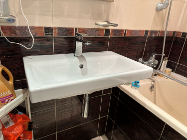 Установлена новая раковина, подключены водопроводные трубы, закреплен смеситель, проверена герметичность соединений, произведена очистка рабочей зоны, удалены старые элементы.