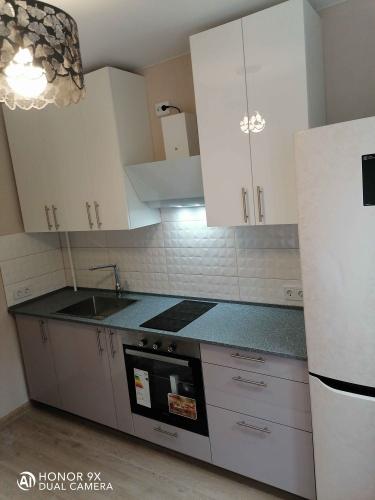 Установлена кухонная поверхность из искусственного камня, выполнены точные замеры, произведен монтаж с учетом всех вырезов для мойки и плиты, обеспечена надежная фиксация и герметизация.