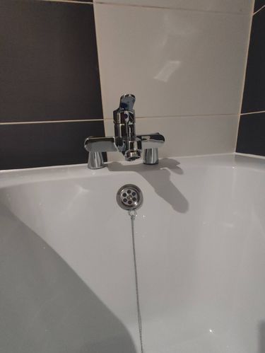 Установлена новая ванна, подключены смеситель и слив, герметизация швов, проверена работоспособность системы водоотведения, обеспечена надежная фиксация конструкции.