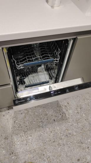 Выполнена установка нового нагревательного элемента в посудомоечной машине. Старый демонтирован, проведена проверка работоспособности, устройство собрано и готово к использованию.