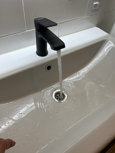 Установка раковины с тумбой