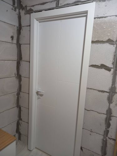 Установлен новый запорный механизм на внутреннюю дверь. Выполнено сверление, подготовка отверстий, монтаж ручки и замка, проверка работы. Все детали аккуратно подогнаны.