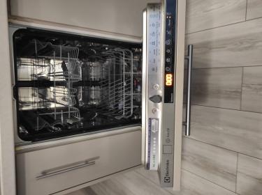 Выполнена замена нагревательного элемента в посудомоечной машине. Старый элемент демонтирован, установлен новый, проверена работоспособность устройства, проведено тестирование.