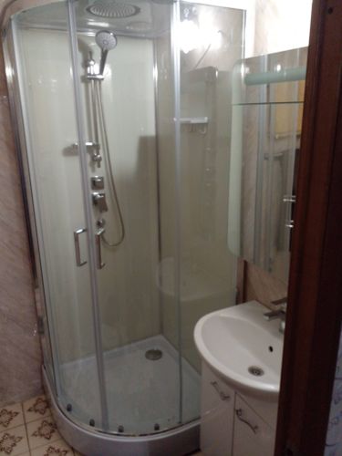 Установка душевой кабины шириной до 90 см