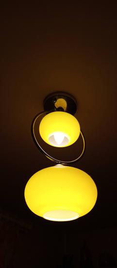 Закрепление светильника на натяжной поверхности, подключение электропроводки, проверка работы, выравнивание конструкции, установка декоративных элементов, обеспечение надежного крепления.