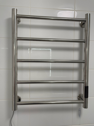 Закреплен электрический прибор на стене, подключен к сети, проверена работа, обеспечена надежная фиксация, соблюдены меры безопасности, устройство готово к использованию.