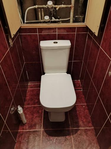 Был установлен новый бачок, заменены крепления, подключены трубы, проверена герметичность соединений, протестирована работоспособность системы, проведена уборка рабочего места.