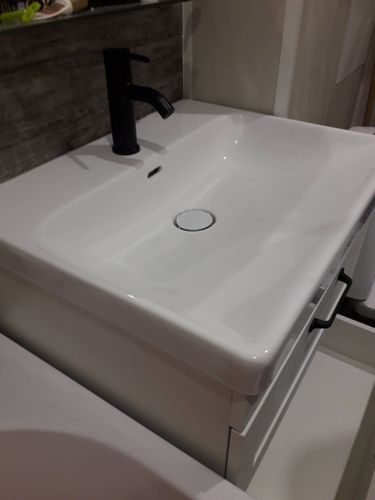 Установлен новый кран на раковину, заменены соединения, проверена герметичность, устранены протечки, обновлен внешний вид.