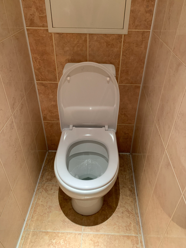 Установлено новое сантехническое оборудование, выполнено подключение к водопроводу и канализации, проверена герметичность соединений, произведена регулировка всех необходимых элементов.