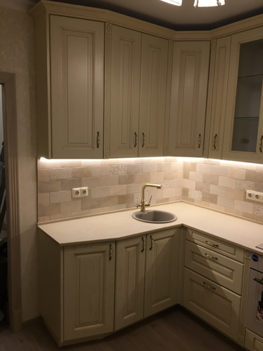 Установлена новая поверхность из искусственного камня, аккуратно подогнана под размеры кухни, выполнены вырезы для мойки и смесителя, обеспечена надежная фиксация и герметизация.