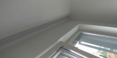 Установлен потолочный профиль для штор, закреплённый на стене над окном. Работа выполнена аккуратно, конструкция ровная и надежно зафиксирована, готова к использованию.