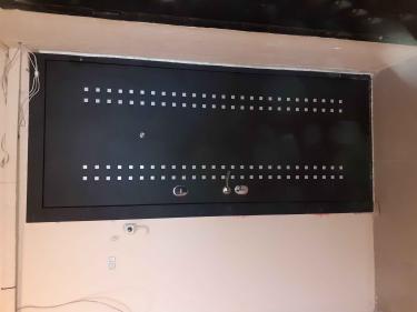 Установлена новая металлическая конструкция, заменены замки, отрегулированы петли, улучшена шумоизоляция, обновлена отделка, устранены зазоры, проверена герметичность, усилена безопасность.