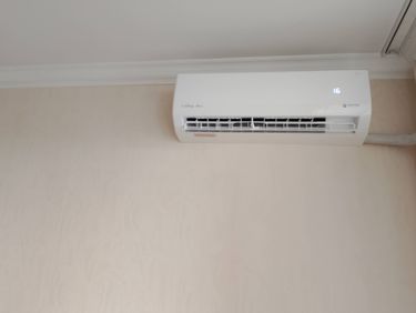 Установлено новое оборудование на стене, подключены коммуникации, проверена работоспособность, настроены параметры. Завершено обновление системы охлаждения в помещении.