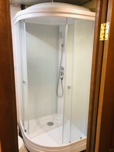 Установлена современная душевая кабина с прозрачными дверями, заменены коммуникации, обновлено покрытие стен, проведена герметизация, подключен смеситель, обеспечен комфортный доступ.