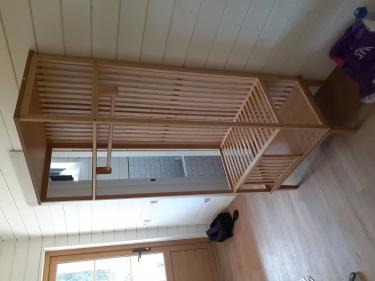 Собрана деревянная конструкция с полками и вешалкой для одежды. Установлены все элементы, обеспечена устойчивость и функциональность. Завершены работы по монтажу и проверке надежности.