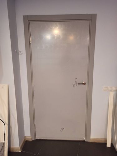 Выполнен монтаж дверной коробки, закреплены петли, установлено полотно, врезана ручка, отрегулированы зазоры, проверена плавность открывания и закрывания, завершена отделка наличниками.