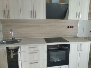 Установлены шкафы, смонтированы фасады, закреплена столешница, подключена мойка, установлена варочная панель, встроена духовка, смонтирована вытяжка, выполнена разводка электрики.