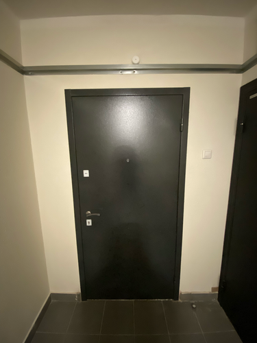 Установлена металлическая дверь с огнестойкими свойствами. Проведены работы по монтажу, закреплению конструкции, проверке замков и петель. Обеспечена надежная герметизация проема.