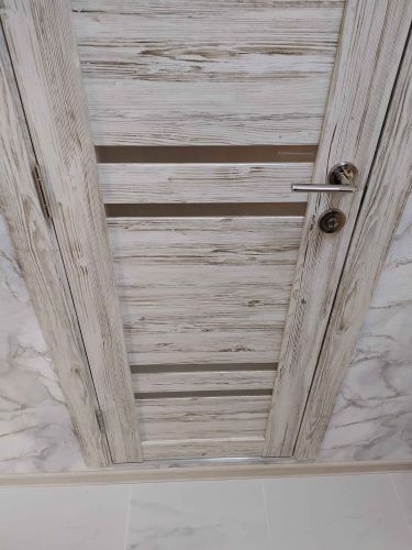 Установлены декоративные элементы на дверной проем, обеспечивающие завершенный вид и гармоничное сочетание с окружающим интерьером. Завершена отделка и подгонка деталей.