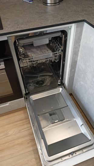 Установлено устройство, подключены водопровод и слив, проверена герметичность соединений, выполнено тестирование работы, закреплена техника в нише, проведено подключение к электросети.