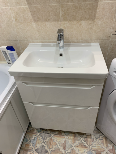 Установлено новое оборудование на раковину, подключены водопроводные трубы, проверена герметичность соединений, обеспечен стабильный поток воды, завершены все монтажные работы.