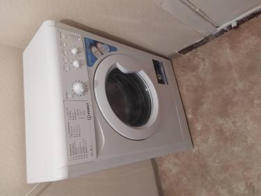 Подключение завершено: устройство установлено, подключены водопровод и слив, проверена герметичность соединений, проведено тестирование работы, обеспечена устойчивость на поверхности.