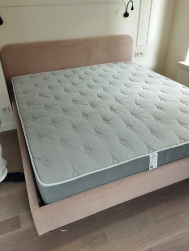 Собрана кровать: установлено изголовье, закреплены боковины, уложено основание, размещён матрас. Все элементы соединены, конструкция устойчива, готова к использованию.