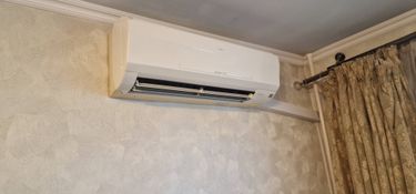 Выполнена очистка фильтров, удаление пыли с внутренних элементов, проверка дренажной системы, дезинфекция теплообменника, восстановление оптимальной работы устройства.