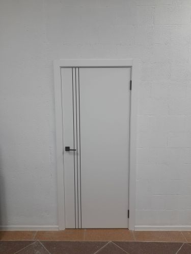 Установлена деревянная створка, закреплены петли, врезана ручка, отрегулированы зазоры, проверена плавность хода, завершена отделка проема, произведена окончательная проверка функциональности.