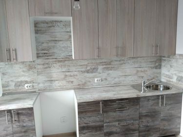 Выполнен точный раскрой поверхности для установки мойки и плиты. Обеспечена аккуратная подгонка под размеры, гладкие края, надежная фиксация. Завершено оформление рабочей зоны.