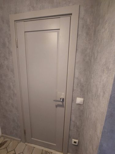 Установлена новая створка, закреплены петли, врезан замок, поставлена ручка, отрегулирована коробка, оформлены наличники, проверена плавность хода, завершены отделочные работы.