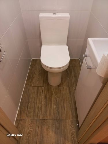 Установлено новое сантехническое оборудование, подключены коммуникации, проверена герметичность соединений, выполнена финишная отделка, очищено рабочее место.